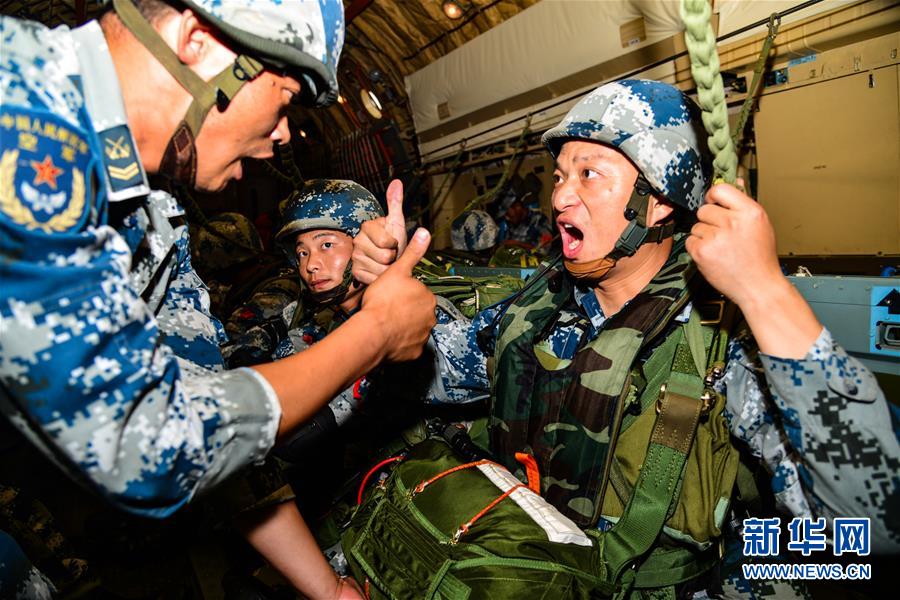 (在習(xí)近平強(qiáng)軍思想指引下·我們?cè)趹?zhàn)位報(bào)告·圖文互動(dòng))(3)朵朵傘花綻放,勝戰(zhàn)精兵天降——空降兵部隊(duì)某旅教導(dǎo)員余海龍帶領(lǐng)官兵傳承黃繼光精神記事