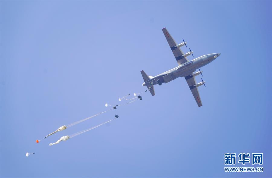 (在習(xí)近平強(qiáng)軍思想指引下·我們?cè)趹?zhàn)位報(bào)告·圖文互動(dòng))(4)朵朵傘花綻放,勝戰(zhàn)精兵天降——空降兵部隊(duì)某旅教導(dǎo)員余海龍帶領(lǐng)官兵傳承黃繼光精神記事