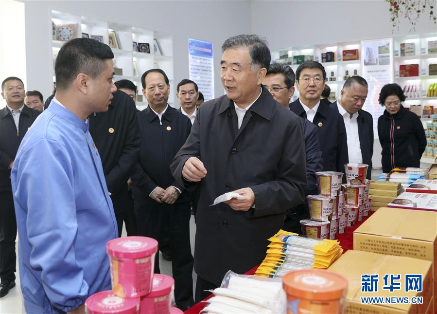 (時政)(1)汪洋率中央代表團一分團赴固原看望慰問各族各界干部群眾