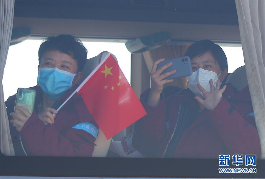 （在習近平新時代中國特色社會主義思想指引下&mdash;&mdash;新時代新作為新篇章&middot;習近平總書記關切事&middot;圖文互動）（3）給你最溫暖的擁抱&mdash;&mdash;保護關心愛護抗疫一線醫(yī)務人員在行動