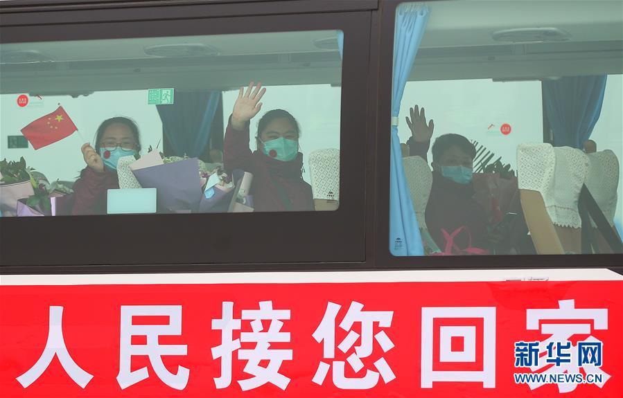 （在習近平新時代中國特色社會主義思想指引下&mdash;&mdash;新時代新作為新篇章&middot;習近平總書記關切事&middot;圖文互動）（2）給你最溫暖的擁抱&mdash;&mdash;保護關心愛護抗疫一線醫(yī)務人員在行動