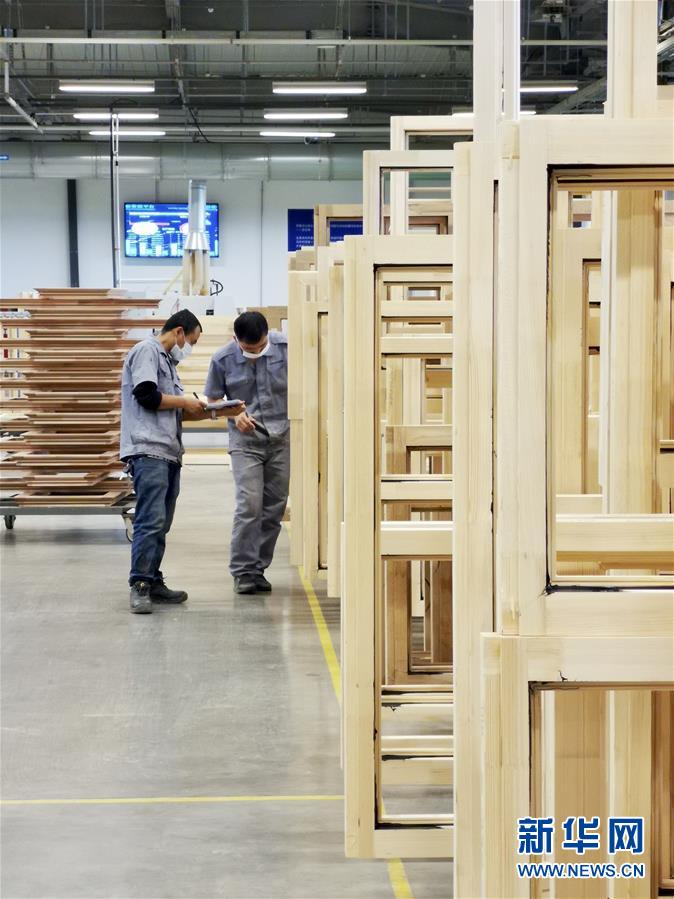 （在習(xí)近平新時(shí)代中國(guó)特色社會(huì)主義思想指引下&mdash;&mdash;新時(shí)代新作為新篇章&middot;習(xí)近平總書(shū)記關(guān)切事&middot;圖文互動(dòng)）（1）陽(yáng)光總在風(fēng)雨后&mdash;&mdash;中小企業(yè)在疫情中迎難而上