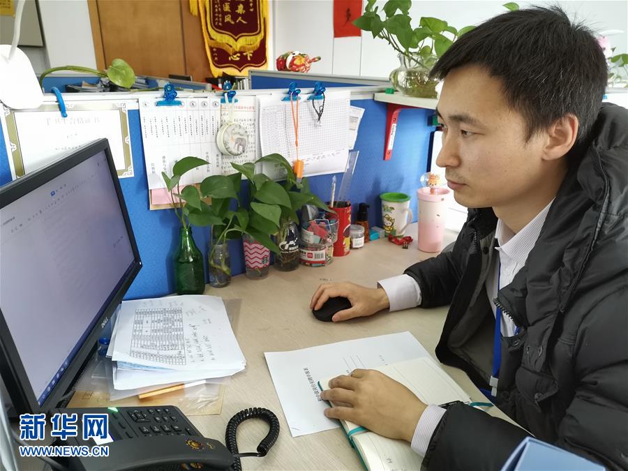 (在習近平新時代中國特色社會主義思想指引下——新時代新作為新篇章·習近平總書記關切事·圖文互動)(5)錘煉意志 輕裝上陣——黨員干部在一線磨礪閃光故事