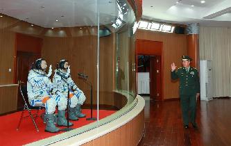 范長龍看望神舟十一號航天員景海鵬、陳冬