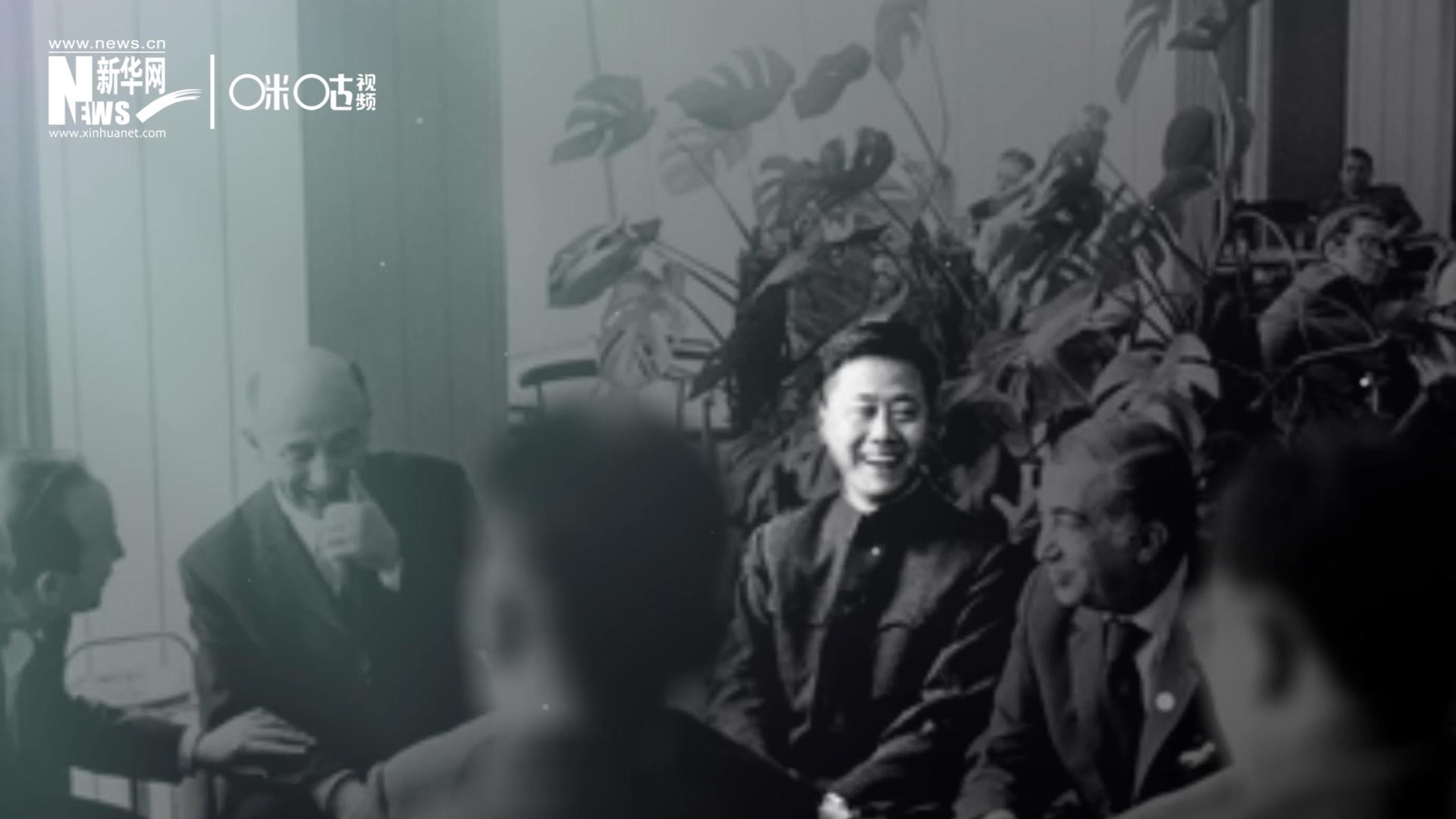 照片里的這個人是高梁，原新華社國際部記者。原本作為代表團隨行記者的他接到通知，由他帶領一支先遣小組先行去紐約。