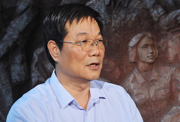 我們把黨的政治優(yōu)勢和現(xiàn)代企業(yè)制度優(yōu)勢結(jié)合起來，建立完善決策、執(zhí)行、監(jiān)督三個體系。