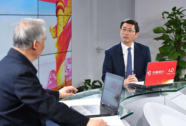 您再給我們梳理一下，黨章中有關“基本路線”的修改情況。