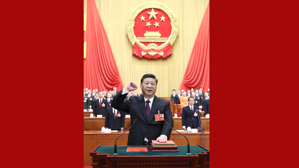 新當選的國家主席、中央軍委主席習近平進行憲法宣誓