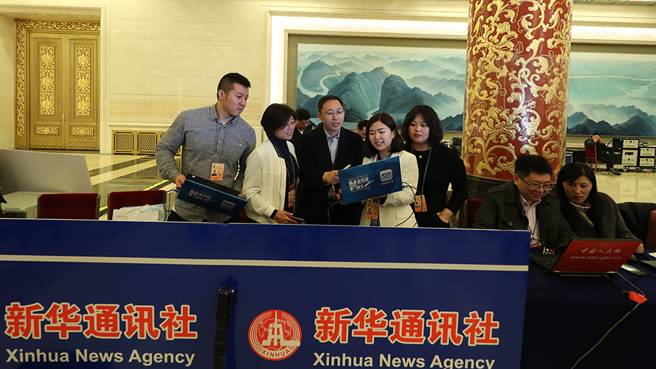 新華網記者在做直播準備