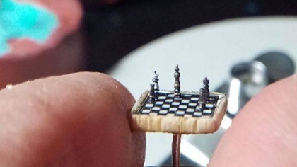 比指甲蓋還??！ 土耳其微雕藝術家雕出超小國際象棋