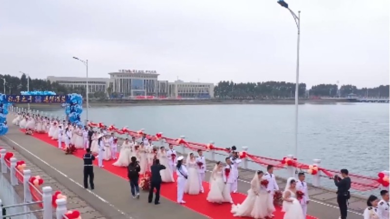 乘風破浪來娶你！海軍某部30對新人舉行集體婚禮