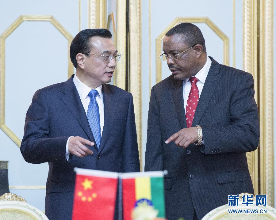 5月4日，中國國務(wù)院總理李克強在亞的斯亞貝巴與埃塞俄比亞總理海爾馬里亞姆舉行會談。這是會談后，李克強與海爾馬里亞姆共同出席有關(guān)文件簽字儀式。 新華社記者 王曄 攝