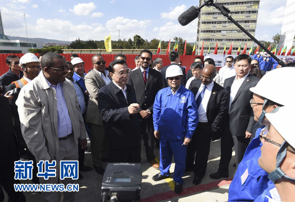 這是李克強(qiáng)與海爾馬里亞姆看望施工人員。新華社記者 李學(xué)仁 攝