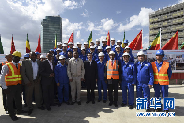 這是李克強(qiáng)同海爾馬里亞姆與施工人員合影留念。新華社記者 李學(xué)仁 攝
