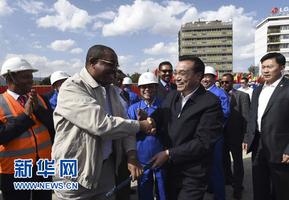 5月5日，中國國務(wù)院總理李克強(qiáng)考察亞的斯亞貝巴輕軌項(xiàng)目，埃塞俄比亞總理海爾馬里亞姆陪同。新華社記者 李學(xué)仁 攝