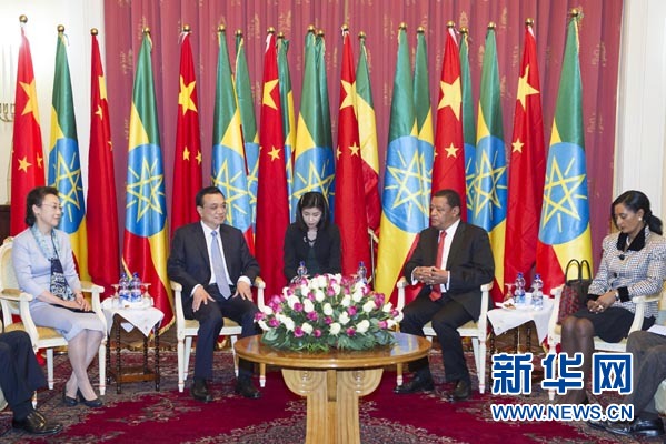 李克強(qiáng)總理夫人程虹、穆拉圖總統(tǒng)夫人梅阿扎參加會見。新華社記者王曄攝 李克強(qiáng)總理夫人程虹、穆拉圖總統(tǒng)夫人梅阿扎參加會見。新華社記者王曄攝