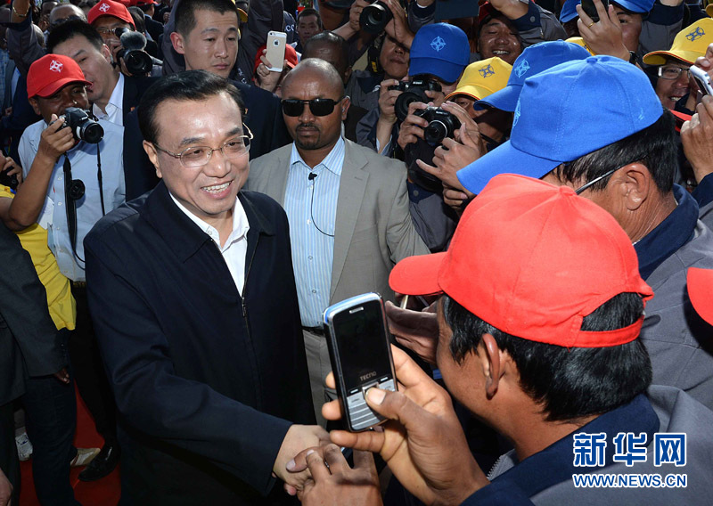 5月5日，中國國務院總理李克強與埃塞俄比亞總理海爾馬里亞姆共同出席亞的斯亞貝巴-阿達瑪高速公路一期竣工揭牌典禮，并為二期工程開工奠基剪彩。這是典禮結(jié)束后，李克強同工程施工人員親切交談。新華社記者 李濤 攝 