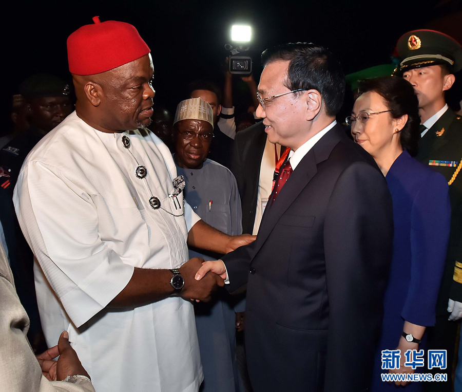     5月6日，應(yīng)尼日利亞總統(tǒng)喬納森邀請(qǐng)，國(guó)務(wù)院總理李克強(qiáng)乘專(zhuān)機(jī)抵達(dá)阿布賈國(guó)際機(jī)場(chǎng)，開(kāi)始對(duì)尼日利亞進(jìn)行正式訪問(wèn)。李克強(qiáng)總理夫人程虹同機(jī)抵達(dá)。新華社記者 李濤 攝 