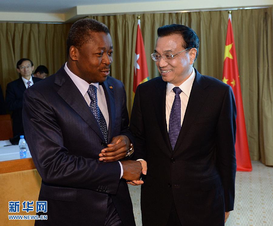 5月7日，正在尼日利亞訪問的中國國務院總理李克強在阿布賈會見出席第24屆世界經濟論壇非洲峰會全會的多哥總統福雷。 新華社記者 李濤 攝 