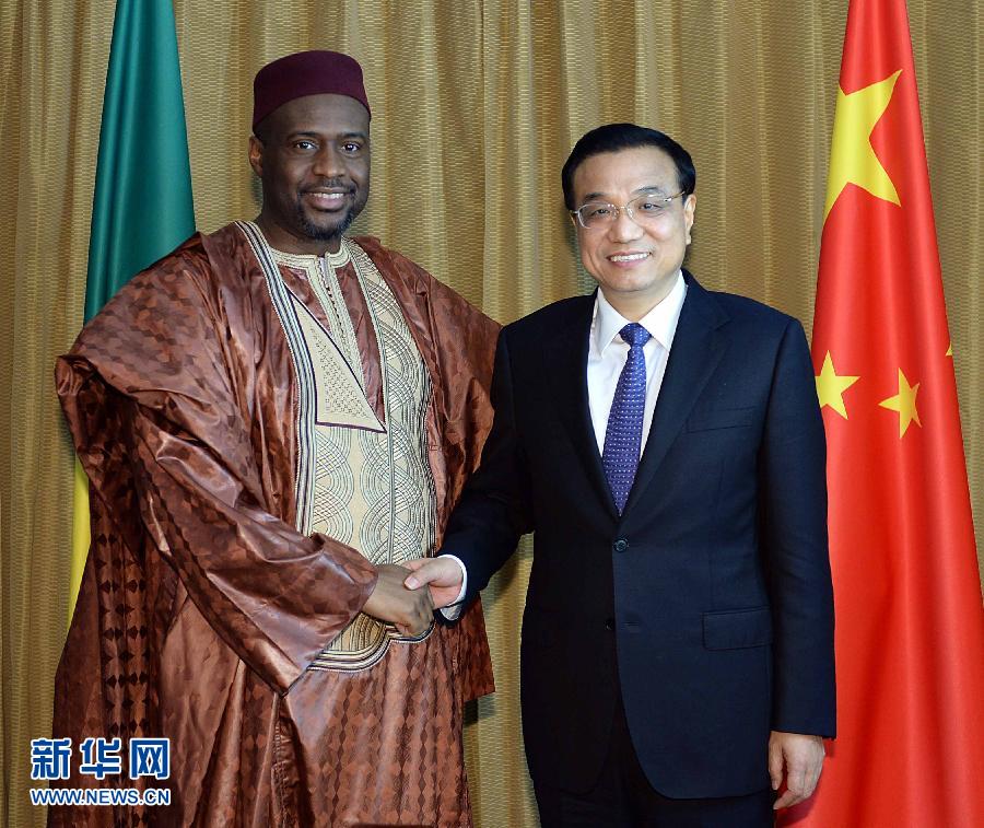 5月7日，正在尼日利亞訪問的國務院總理李克強在阿布賈會見出席第24屆世界經濟論壇非洲峰會全會的馬里總理馬拉。 新華社記者 李濤 攝 