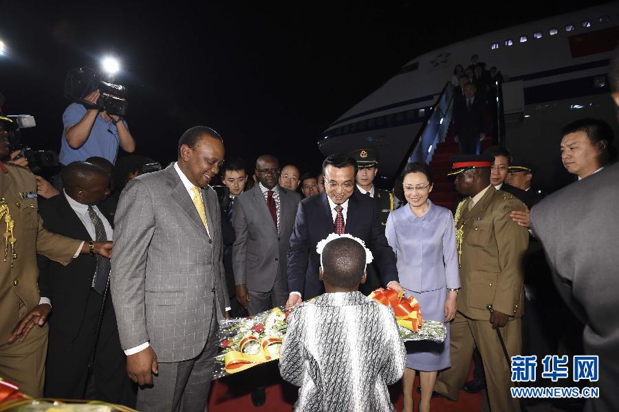 5月9日，應肯尼亞總統肯雅塔邀請，中國國務院總理李克強乘專機抵達內羅畢肯雅塔國際機場，開始對肯尼亞進行正式訪問。李克強總理夫人程虹同機抵達?？夏醽喛偨y肯雅塔和副總統魯托率肯政府高級官員到機場迎接。這是肯尼亞兒童向李克強夫婦獻上鮮花。新華社記者李學仁攝 
