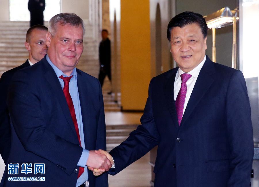 6月13日，中共中央政治局常委、中央書記處書記劉云山在赫爾辛基會見芬蘭社民黨主席、財政部長林內。 新華社記者姚大偉攝