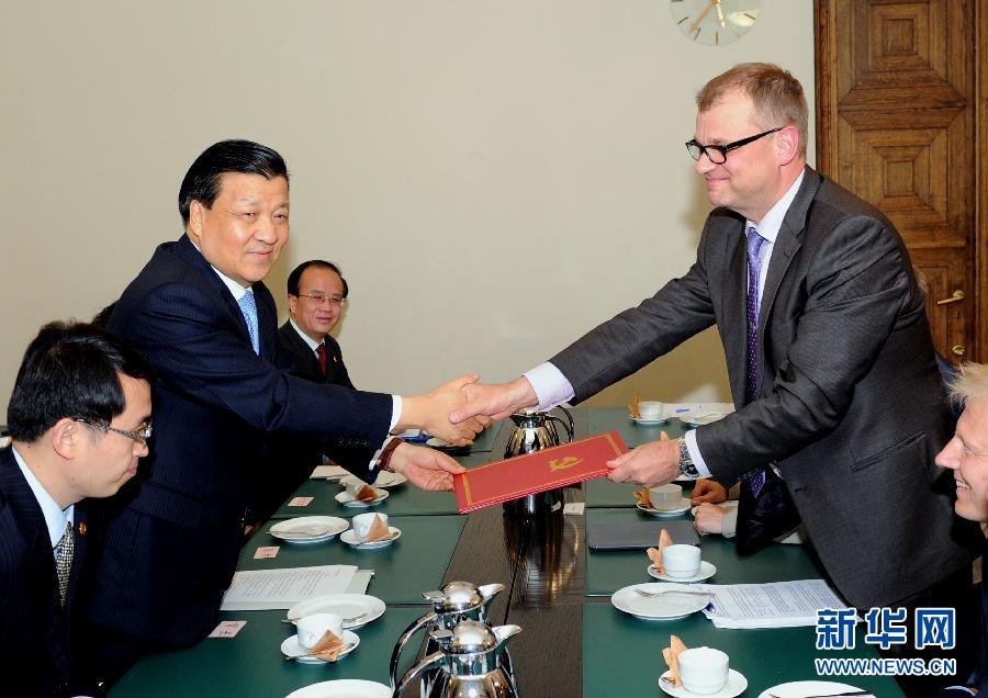 6月12日，中共中央政治局常委、中央書記處書記劉云山在赫爾辛基會見芬蘭中間黨主席西皮萊。 新華社記者饒愛民攝