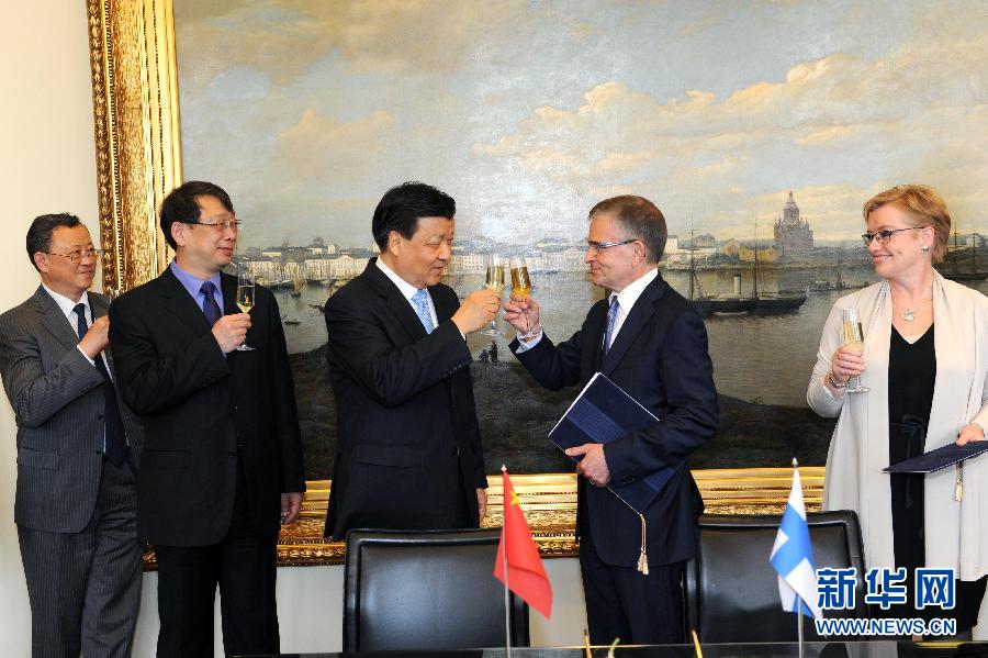 6月13日，中共中央政治局常委、中央書記處書記劉云山在赫爾辛基與赫爾辛基市長帕尤寧共同出席中芬有關文化藝術合作及交流活動的諒解備忘錄簽字儀式。新華社記者饒愛民攝 