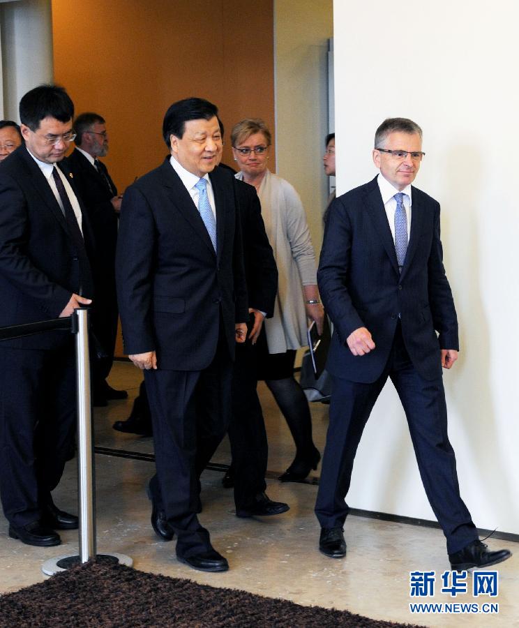 6月13日，中共中央政治局常委、中央書記處書記劉云山在赫爾辛基與赫爾辛基市長帕尤寧共同出席中芬有關文化藝術合作及交流活動的諒解備忘錄簽字儀式。新華社記者饒愛民攝