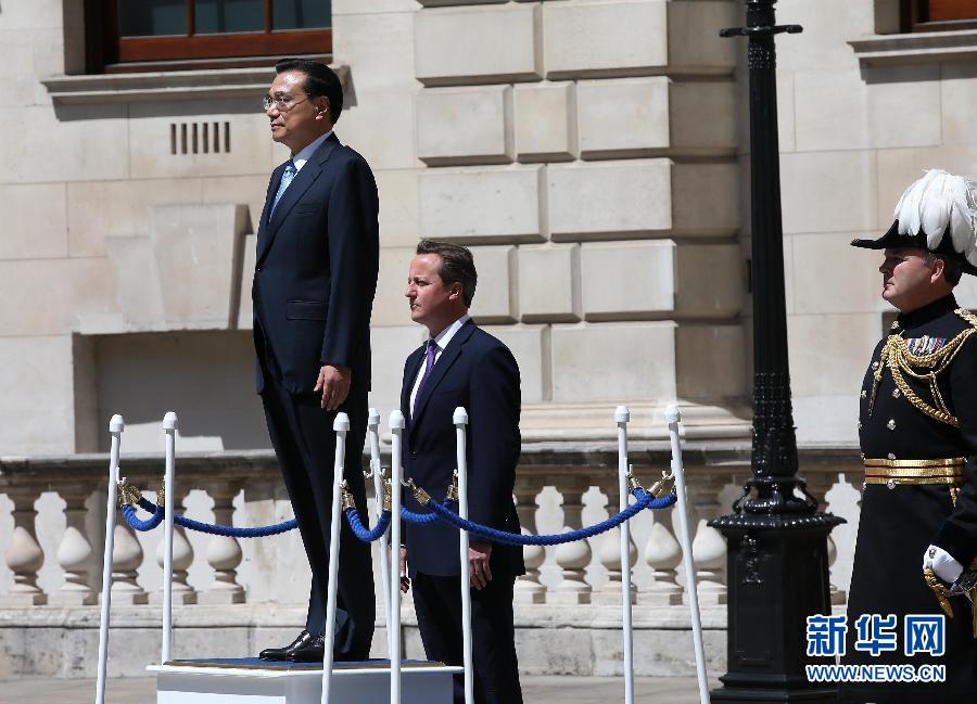 6月17日，中國國務(wù)院總理李克強(qiáng)在倫敦唐寧街10號首相府同英國首相卡梅倫舉行中英總理年度會晤。這是會晤前，卡梅倫為李克強(qiáng)舉行隆重的歡迎儀式。新華社記者 龐興雷 攝 