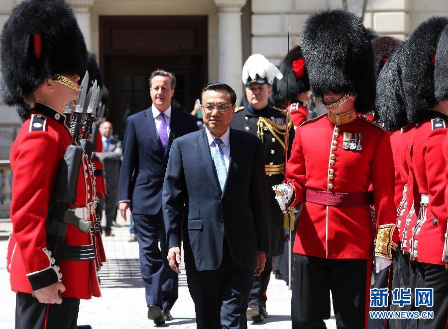 6月17日，中國國務(wù)院總理李克強(qiáng)在倫敦唐寧街10號首相府同英國首相卡梅倫舉行中英總理年度會晤。這是會晤前，卡梅倫為李克強(qiáng)舉行隆重的歡迎儀式。新華社記者 龐興雷 攝  