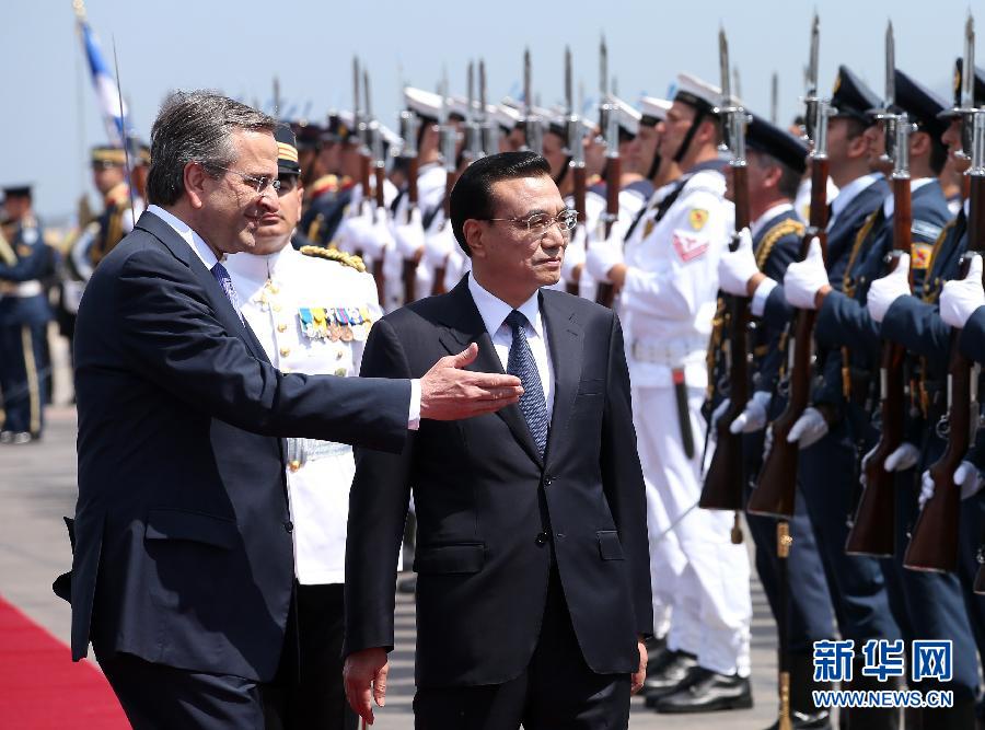 6月19日，國務院總理李克強乘專機抵達雅典國際機場，開始對希臘進行正式訪問。希臘總理薩馬拉斯在機場為李克強舉行隆重的歡迎儀式。這是李克強在薩馬拉斯的陪同下檢閱儀仗隊。新華社記者 龐興雷 攝  