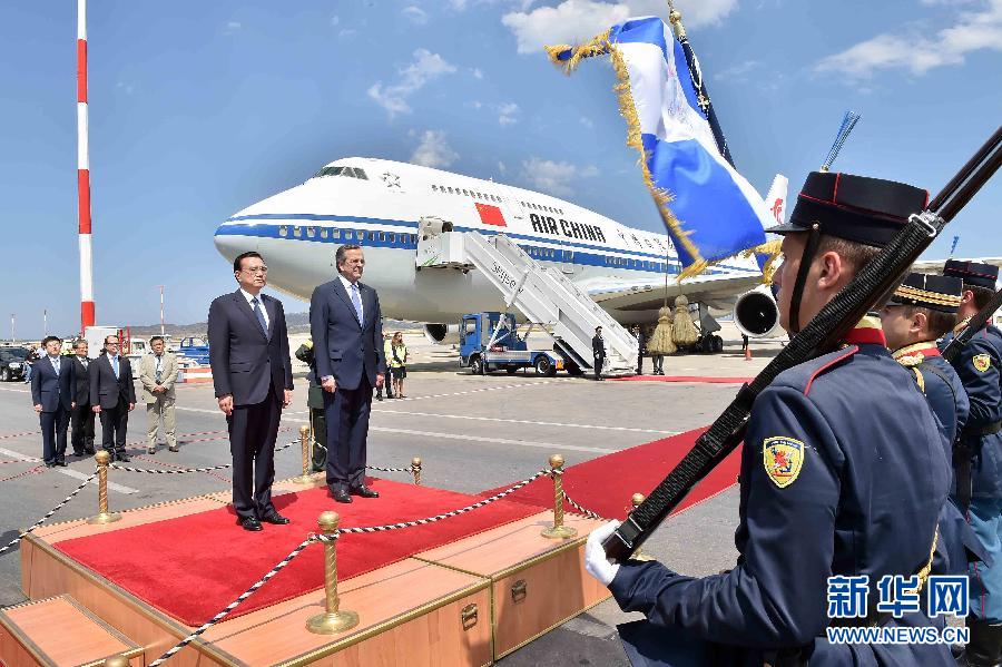6月19日，國務院總理李克強乘專機抵達雅典國際機場，開始對希臘進行正式訪問。希臘總理薩馬拉斯在機場為李克強舉行隆重的歡迎儀式。新華社記者 李濤 攝