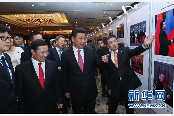 8月22日，國家主席習近平在烏蘭巴托與蒙古國總理阿勒坦呼亞格共同出席中蒙經(jīng)貿(mào)合作回顧展開幕式。 新華社記者 龐興雷 攝 