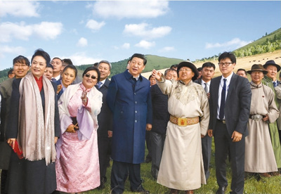 八月二十二日,國(guó)家主席習(xí)近平在蒙古國(guó)總統(tǒng)額勒貝格道爾吉陪同下前往烏蘭巴托市郊觀看那達(dá)慕。這是習(xí)近平和夫人彭麗媛同額勒貝格道爾吉夫婦觀看表演。新華社記者 鞠鵬攝 八月二十二日,國(guó)家主席習(xí)近平在蒙古國(guó)總統(tǒng)額勒貝格道爾吉陪同下前往烏蘭巴托市郊觀看那達(dá)慕。這是習(xí)近平和夫人彭麗媛同額勒貝格道爾吉夫婦觀看表演。新華社記者 鞠鵬攝