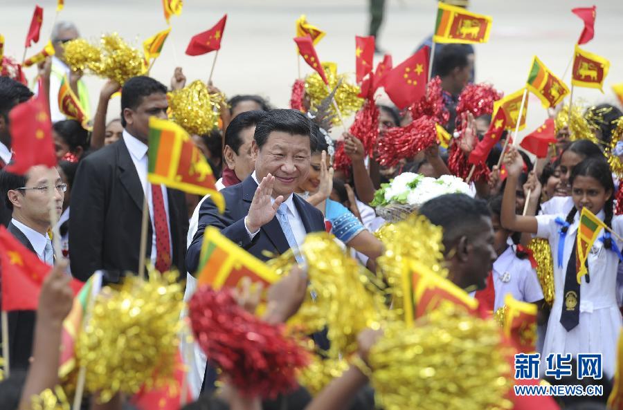  9月16日，國家主席習近平抵達科倫坡，開始對斯里蘭卡進行國事訪問。在班達拉奈克國際機場，習近平和夫人彭麗媛受到拉賈帕克薩總統(tǒng)夫婦熱情迎接。新華社記者謝環(huán)馳攝 