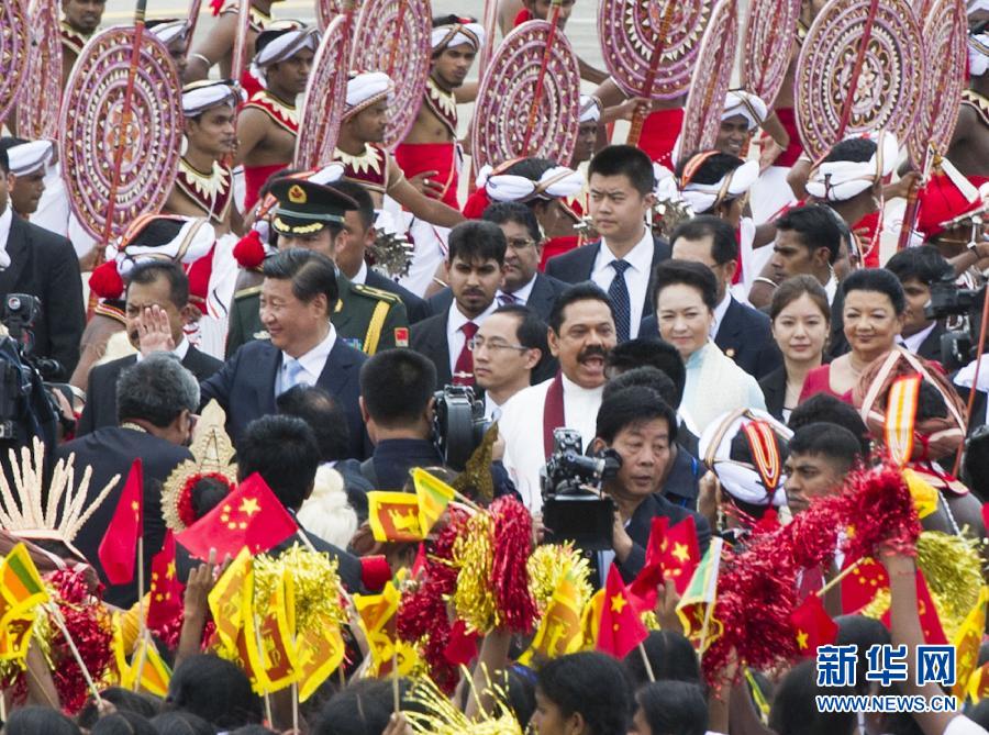 9月16日，國家主席習近平抵達科倫坡，開始對斯里蘭卡進行國事訪問。在班達拉奈克國際機場，習近平和夫人彭麗媛受到拉賈帕克薩總統(tǒng)夫婦熱情迎接。新華社記者黃敬文攝 