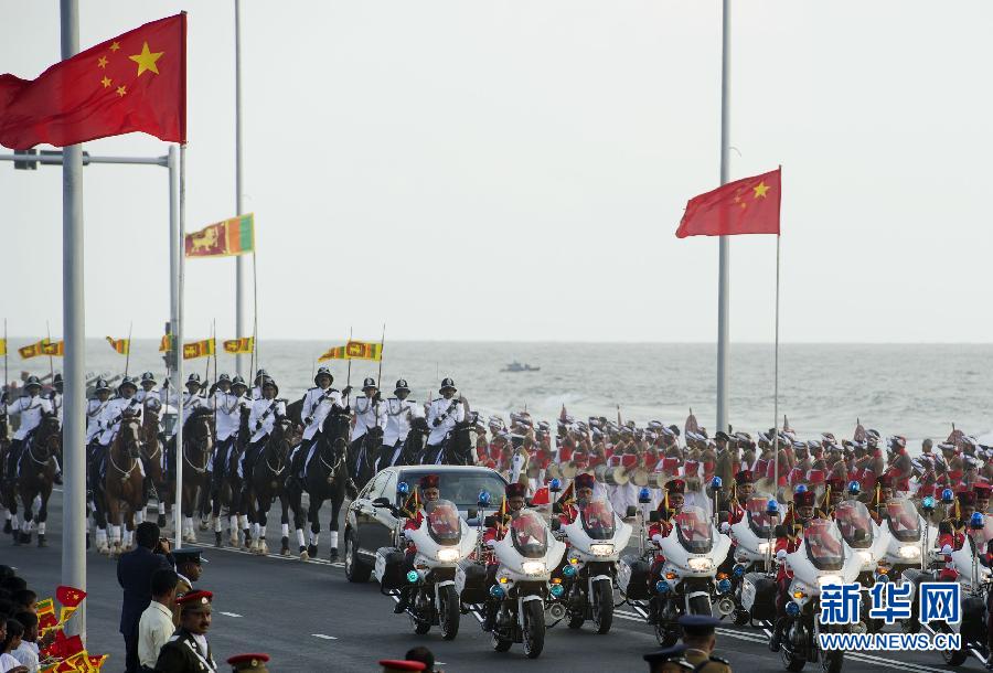 9月16日，斯里蘭卡總統(tǒng)拉賈帕克薩在科倫坡為國家主席習(xí)近平舉行盛大歡迎儀式。這是習(xí)近平和夫人彭麗媛乘坐的專車在摩托車隊和騎兵隊護(hù)衛(wèi)下駛?cè)霘g迎儀式現(xiàn)場。新華社記者謝環(huán)馳攝