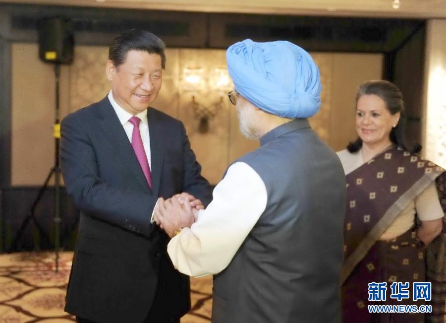 9月19日,國家主席習(xí)近平在新德里會見印度國大黨主席索尼婭·甘地和前總理辛格。 新華社記者張鐸攝 9月19日,國家主席習(xí)近平在新德里會見印度國大黨主席索尼婭·甘地和前總理辛格。 新華社記者張鐸攝