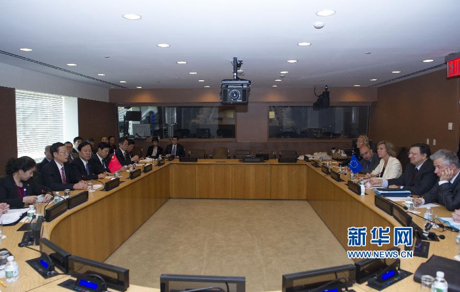 9月23日,正在紐約出席聯合國氣候峰會的國家主席習近平特使、國務院副總理張高麗在紐約聯合國總部會見歐盟委員會主席巴羅佐。新華社記者 王曄 攝 9月23日,正在紐約出席聯合國氣候峰會的國家主席習近平特使、國務院副總理張高麗在紐約聯合國總部會見歐盟委員會主席巴羅佐。新華社記者 王曄 攝