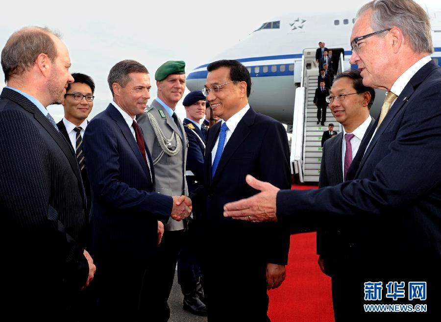 10月9日，國務院總理李克強抵達柏林開始對德國進行正式訪問。德國政府高級官員到機場迎接。 新華社記者 饒愛民 攝