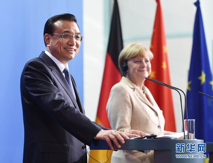 10月10日，國務院總理李克強在柏林與德國總理默克爾圓滿結束第三輪中德政府磋商后共同會見記者。 新華社記者 李學仁 攝 