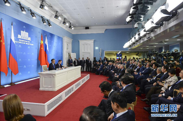 10月13日，國(guó)務(wù)院總理李克強(qiáng)在莫斯科與俄羅斯總理梅德韋杰夫圓滿結(jié)束中俄總理第十九次定期會(huì)晤后共同會(huì)見記者。 新華社記者李學(xué)仁攝