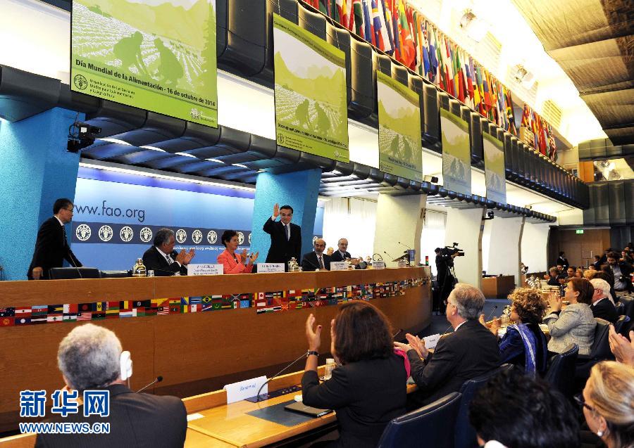 10月15日,中國國務院總理李克強在格拉齊亞諾總干事的陪同下在位于羅馬的聯合國糧農組織總部發表演講。 新華社記者 饒愛民 攝 10月15日,中國國務院總理李克強在格拉齊亞諾總干事的陪同下在位于羅馬的聯合國糧農組織總部發表演講。 新華社記者 饒愛民 攝