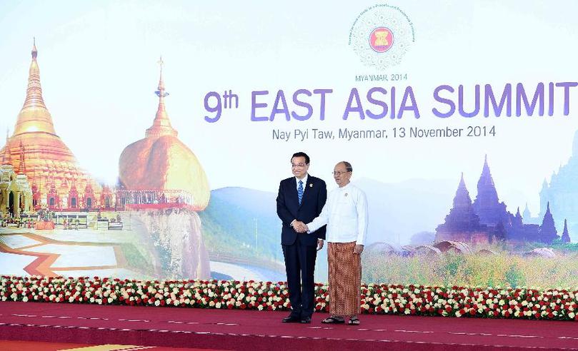 11月13日，中國(guó)國(guó)務(wù)院總理李克強(qiáng)在內(nèi)比都出席第九屆東亞峰會(huì)并發(fā)言。這是峰會(huì)開始前，東盟輪值主席國(guó)緬甸聯(lián)邦共和國(guó)總統(tǒng)吳登盛迎接李克強(qiáng)總理。新華社記者 李濤 攝 