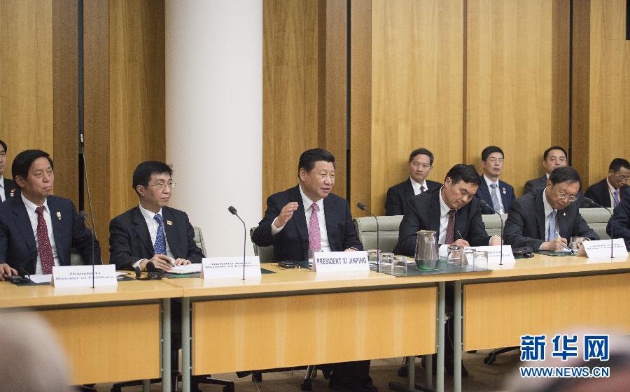 11月17日，國(guó)家主席習(xí)近平在堪培拉和澳大利亞總理阿博特共同出席第四屆中澳工商界首席執(zhí)行官圓桌會(huì)。這次會(huì)議是由澳大利亞企業(yè)領(lǐng)袖理事會(huì)和中國(guó)國(guó)家開發(fā)銀行共同組織承辦的。新華社記者 謝環(huán)馳 攝 