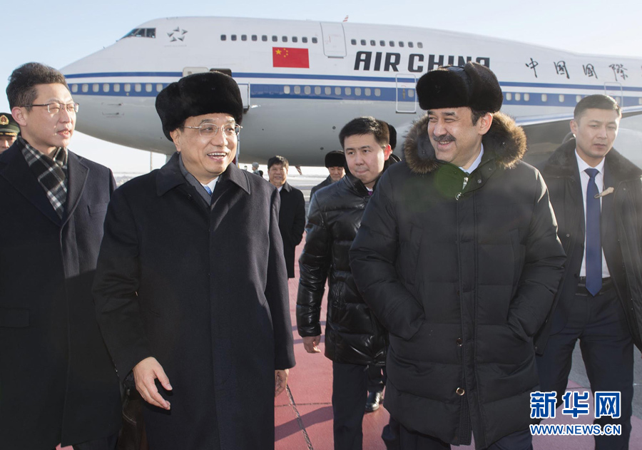 12月14日,應(yīng)哈薩克斯坦共和國總理馬西莫夫邀請,國務(wù)院總理李克強乘專機抵達(dá)阿斯塔納國際機場,開始對哈薩克斯坦進(jìn)行正式訪問,舉行中哈總理第二次定期會晤,并出席上海合作組織成員國政府首腦理事會第十三次會議。這是馬西莫夫到機場迎接李克強。新華社記者 黃敬文 攝 12月14日,應(yīng)哈薩克斯坦共和國總理馬西莫夫邀請,國務(wù)院總理李克強乘專機抵達(dá)阿斯塔納國際機場,開始對哈薩克斯坦進(jìn)行正式訪問,舉行中哈總理第二次定期會晤,并出席上海合作組織成員國政府首腦理事會第十三次會議。這是馬西莫夫到機場迎接李克強。新華社記者 黃敬文 攝