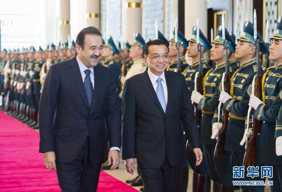 12月14日,應(yīng)哈薩克斯坦共和國總理馬西莫夫邀請,國務(wù)院總理李克強乘專機抵達(dá)阿斯塔納國際機場,開始對哈薩克斯坦進(jìn)行正式訪問,舉行中哈總理第二次定期會晤,并出席上海合作組織成員國政府首腦理事會第十三次會議。馬西莫夫到機場迎接李克強,并舉行隆重的歡迎儀式。新華社記者 黃敬文 攝 12月14日,應(yīng)哈薩克斯坦共和國總理馬西莫夫邀請,國務(wù)院總理李克強乘專機抵達(dá)阿斯塔納國際機場,開始對哈薩克斯坦進(jìn)行正式訪問,舉行中哈總理第二次定期會晤,并出席上海合作組織成員國政府首腦理事會第十三次會議。馬西莫夫到機場迎接李克強,并舉行隆重的歡迎儀式。新華社記者 黃敬文 攝