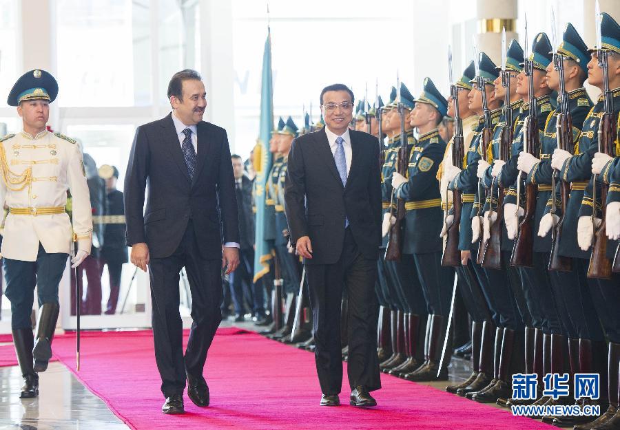 12月14日,應(yīng)哈薩克斯坦共和國總理馬西莫夫邀請,國務(wù)院總理李克強乘專機抵達(dá)阿斯塔納國際機場,開始對哈薩克斯坦進(jìn)行正式訪問,舉行中哈總理第二次定期會晤,并出席上海合作組織成員國政府首腦理事會第十三次會議。馬西莫夫到機場迎接李克強,并舉行隆重的歡迎儀式。新華社記者 黃敬文 攝 12月14日,應(yīng)哈薩克斯坦共和國總理馬西莫夫邀請,國務(wù)院總理李克強乘專機抵達(dá)阿斯塔納國際機場,開始對哈薩克斯坦進(jìn)行正式訪問,舉行中哈總理第二次定期會晤,并出席上海合作組織成員國政府首腦理事會第十三次會議。馬西莫夫到機場迎接李克強,并舉行隆重的歡迎儀式。新華社記者 黃敬文 攝