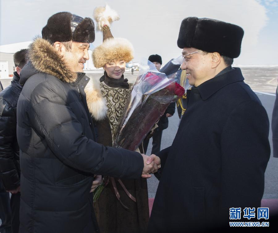 12月14日,應(yīng)哈薩克斯坦共和國總理馬西莫夫邀請,國務(wù)院總理李克強乘專機抵達(dá)阿斯塔納國際機場,開始對哈薩克斯坦進(jìn)行正式訪問,舉行中哈總理第二次定期會晤,并出席上海合作組織成員國政府首腦理事會第十三次會議。這是馬西莫夫到機場迎接李克強。新華社記者 黃敬文 攝 12月14日,應(yīng)哈薩克斯坦共和國總理馬西莫夫邀請,國務(wù)院總理李克強乘專機抵達(dá)阿斯塔納國際機場,開始對哈薩克斯坦進(jìn)行正式訪問,舉行中哈總理第二次定期會晤,并出席上海合作組織成員國政府首腦理事會第十三次會議。這是馬西莫夫到機場迎接李克強。新華社記者 黃敬文 攝